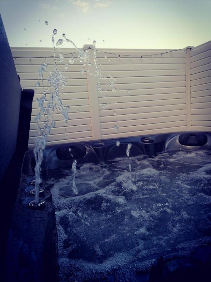 The Kalos Retreat - Hot Tub Lodge With Free 18 Hole Golf Course Swarland Экстерьер фото