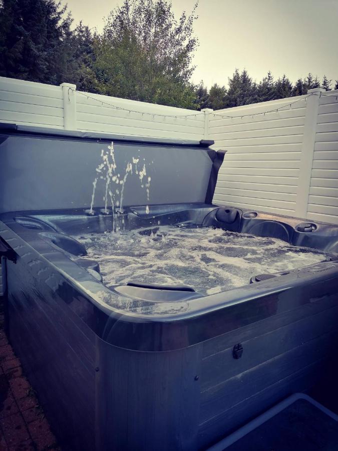 The Kalos Retreat - Hot Tub Lodge With Free 18 Hole Golf Course Swarland Экстерьер фото