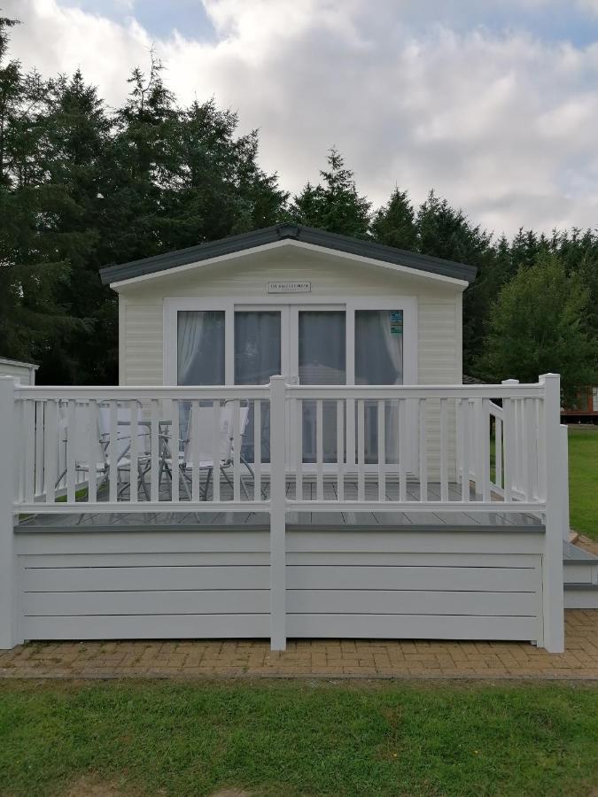 The Kalos Retreat - Hot Tub Lodge With Free 18 Hole Golf Course Swarland Экстерьер фото