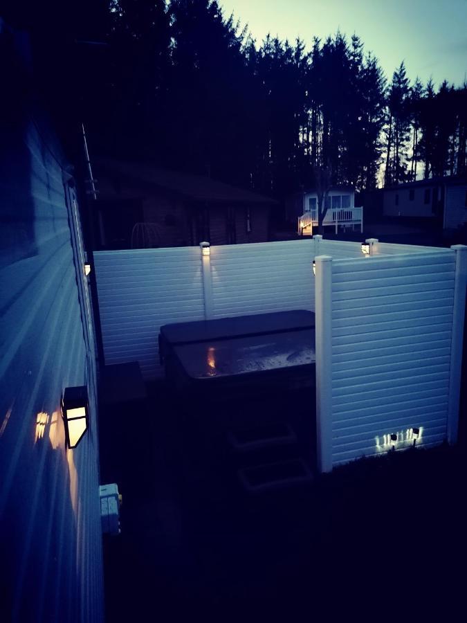 The Kalos Retreat - Hot Tub Lodge With Free 18 Hole Golf Course Swarland Экстерьер фото